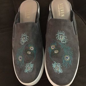 SZ 10 Madden Grey Suede Peacock Feathers Mules